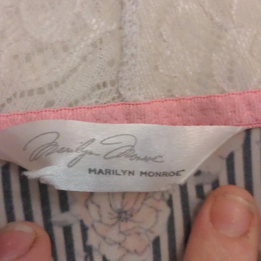 // DONATED ๐ 2/$7 Marilyn Monroe cami short stripped pajama set size L - Picture 5 of 12